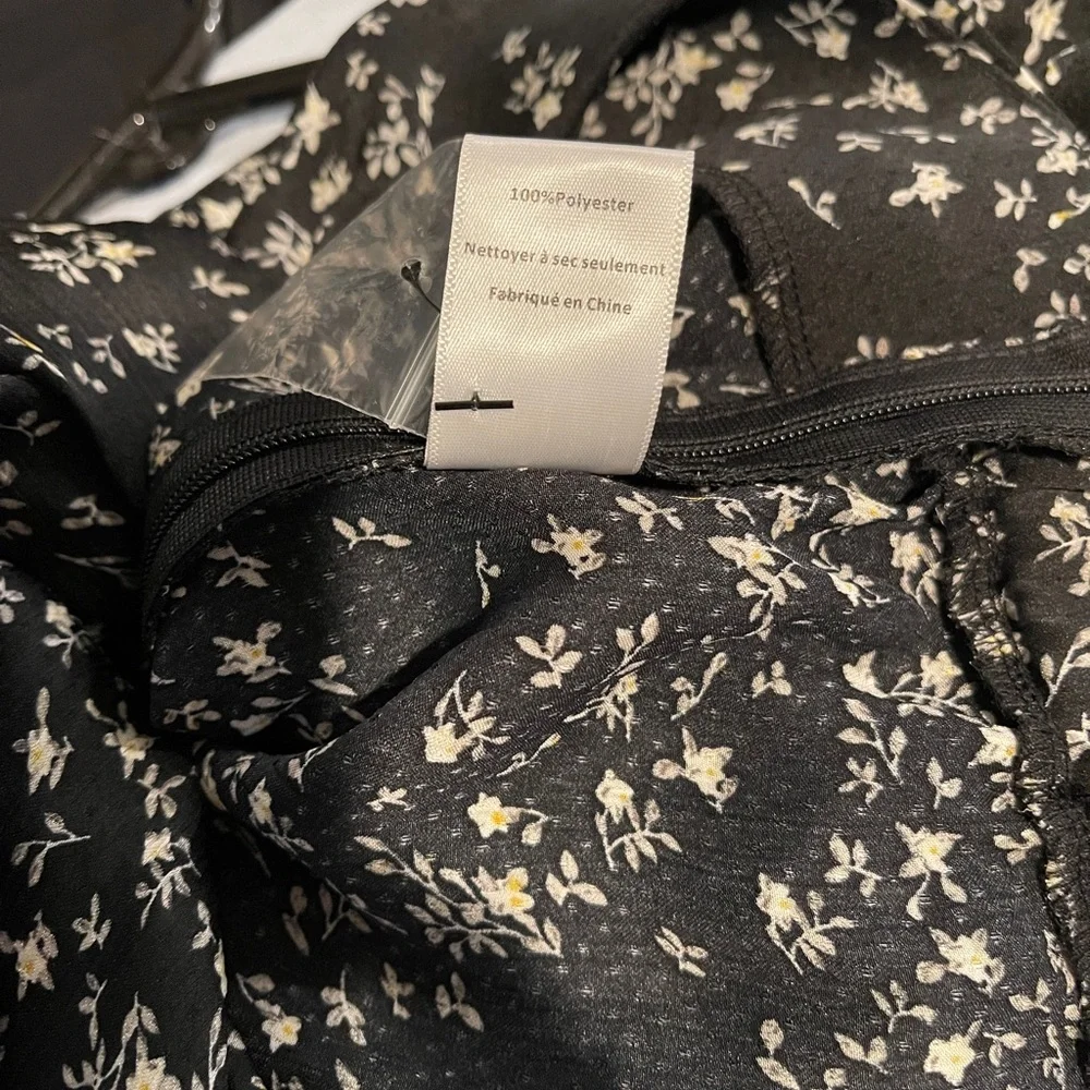 ASTR Black Floral 100% Polyester V-Neck Blouse Small NWT - Picture 5 of 7
